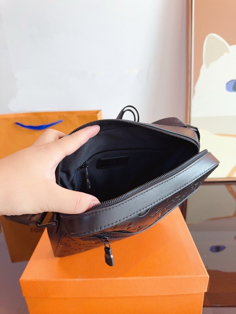 【AT2433】LV エンボス加工斜め掛けカメラバッグ。本革。ギフトボックス付き🎁 男性用バッグが到着しました〜