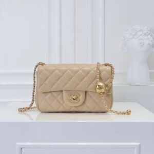 【AT2435】Chanel チャネルの人気金属製CFミニ口金バッグは、大好評で、チェーンには小さな金のボールが追加されました。これにより、レトロで美しいだけでなく、チェーンの長さを調整することができ、ウエストバッグとしても単肩斜め掛けとしても使用できます。とても精巧で完璧です💕 世界中で品薄になっています👜 大好き🥰🥰