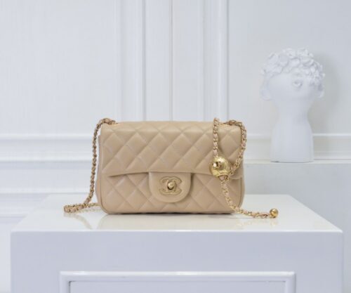 【AT2435】Chanel チャネルの人気金属製CFミニ口金バッグは、大好評で、チェーンには小さな金のボールが追加されました。これにより、レトロで美しいだけでなく、チェーンの長さを調整することができ、ウエストバッグとしても単肩斜め掛けとしても使用できます。とても精巧で完璧です💕 世界中で品薄になっています👜 大好き🥰🥰