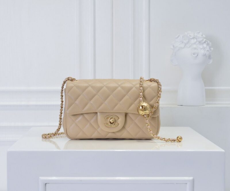 【AT2435】Chanel チャネルの人気金属製CFミニ口金バッグは、大好評で、チェーンには小さな金のボールが追加されました。これにより、レトロで美しいだけでなく、チェーンの長さを調整することができ、ウエストバッグとしても単肩斜め掛けとしても使用できます。とても精巧で完璧です💕 世界中で品薄になっています👜 大好き🥰🥰