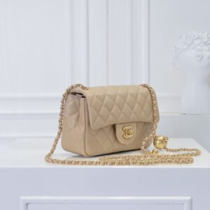 【AT2435】Chanel チャネルの人気金属製CFミニ口金バッグは、大好評で、チェーンには小さな金のボールが追加されました。これにより、レトロで美しいだけでなく、チェーンの長さを調整することができ、ウエストバッグとしても単肩斜め掛けとしても使用できます。とても精巧で完璧です💕 世界中で品薄になっています👜 大好き🥰🥰