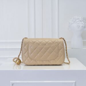 【AT2435】Chanel チャネルの人気金属製CFミニ口金バッグは、大好評で、チェーンには小さな金のボールが追加されました。これにより、レトロで美しいだけでなく、チェーンの長さを調整することができ、ウエストバッグとしても単肩斜め掛けとしても使用できます。とても精巧で完璧です💕 世界中で品薄になっています👜 大好き🥰🥰