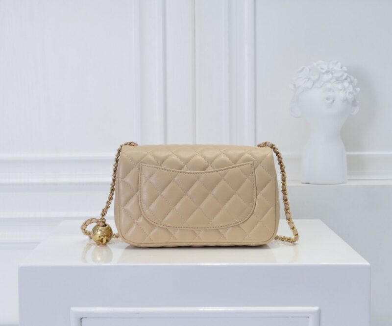【AT2435】Chanel チャネルの人気金属製CFミニ口金バッグは、大好評で、チェーンには小さな金のボールが追加されました。これにより、レトロで美しいだけでなく、チェーンの長さを調整することができ、ウエストバッグとしても単肩斜め掛けとしても使用できます。とても精巧で完璧です💕 世界中で品薄になっています👜 大好き🥰🥰