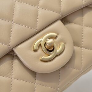 【AT2435】Chanel チャネルの人気金属製CFミニ口金バッグは、大好評で、チェーンには小さな金のボールが追加されました。これにより、レトロで美しいだけでなく、チェーンの長さを調整することができ、ウエストバッグとしても単肩斜め掛けとしても使用できます。とても精巧で完璧です💕 世界中で品薄になっています👜 大好き🥰🥰