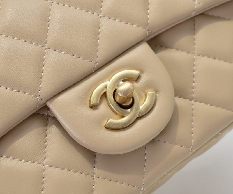 【AT2435】Chanel チャネルの人気金属製CFミニ口金バッグは、大好評で、チェーンには小さな金のボールが追加されました。これにより、レトロで美しいだけでなく、チェーンの長さを調整することができ、ウエストバッグとしても単肩斜め掛けとしても使用できます。とても精巧で完璧です💕 世界中で品薄になっています👜 大好き🥰🥰