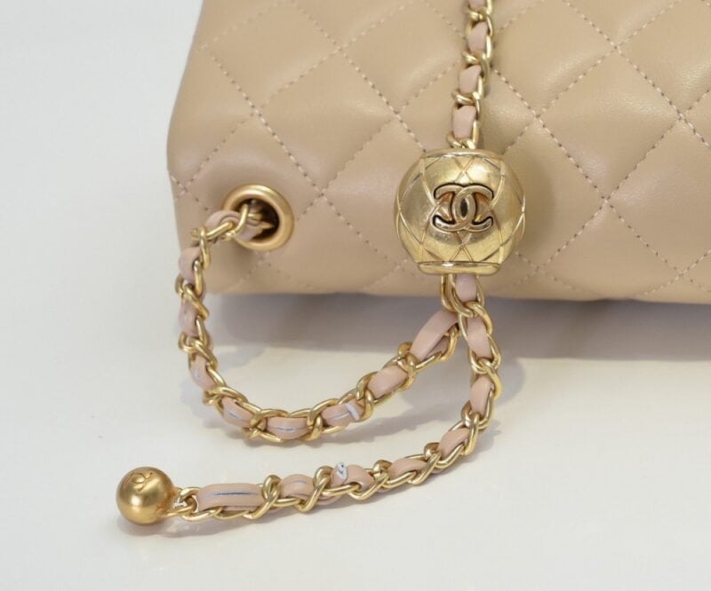 【AT2435】Chanel チャネルの人気金属製CFミニ口金バッグは、大好評で、チェーンには小さな金のボールが追加されました。これにより、レトロで美しいだけでなく、チェーンの長さを調整することができ、ウエストバッグとしても単肩斜め掛けとしても使用できます。とても精巧で完璧です💕 世界中で品薄になっています👜 大好き🥰🥰