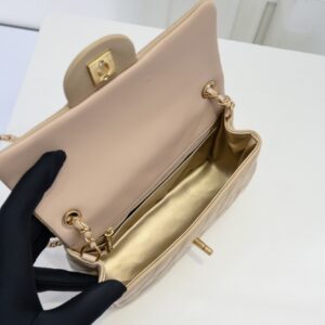 【AT2435】Chanel チャネルの人気金属製CFミニ口金バッグは、大好評で、チェーンには小さな金のボールが追加されました。これにより、レトロで美しいだけでなく、チェーンの長さを調整することができ、ウエストバッグとしても単肩斜め掛けとしても使用できます。とても精巧で完璧です💕 世界中で品薄になっています👜 大好き🥰🥰