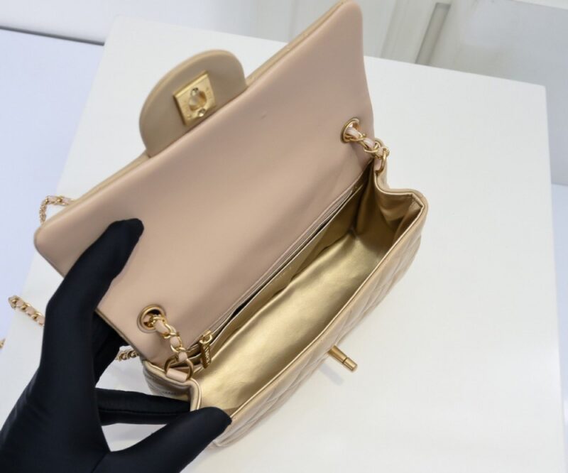 【AT2435】Chanel チャネルの人気金属製CFミニ口金バッグは、大好評で、チェーンには小さな金のボールが追加されました。これにより、レトロで美しいだけでなく、チェーンの長さを調整することができ、ウエストバッグとしても単肩斜め掛けとしても使用できます。とても精巧で完璧です💕 世界中で品薄になっています👜 大好き🥰🥰