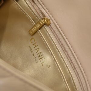 【AT2435】Chanel チャネルの人気金属製CFミニ口金バッグは、大好評で、チェーンには小さな金のボールが追加されました。これにより、レトロで美しいだけでなく、チェーンの長さを調整することができ、ウエストバッグとしても単肩斜め掛けとしても使用できます。とても精巧で完璧です💕 世界中で品薄になっています👜 大好き🥰🥰
