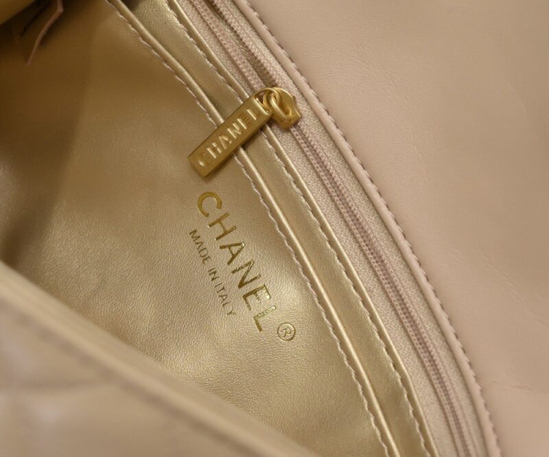 【AT2435】Chanel チャネルの人気金属製CFミニ口金バッグは、大好評で、チェーンには小さな金のボールが追加されました。これにより、レトロで美しいだけでなく、チェーンの長さを調整することができ、ウエストバッグとしても単肩斜め掛けとしても使用できます。とても精巧で完璧です💕 世界中で品薄になっています👜 大好き🥰🥰