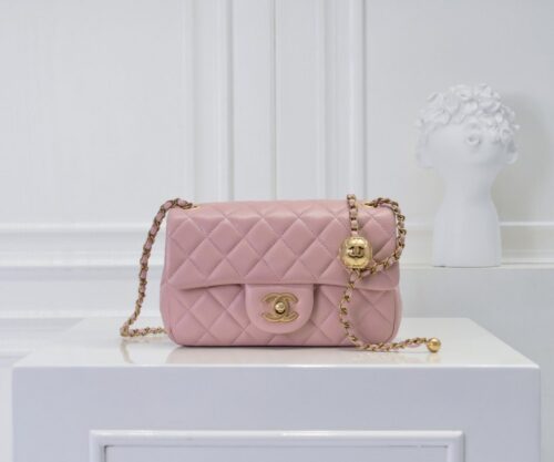 【AT2436】Chanel チャネルの人気金属CFミニ口金包 大きなサイズ 全世界で、チェーンに小さな金のボールが追加されました。 古典的で美しいだけでなく、チェーンの長さを調節することができるのでウエストポーチとしても、片肩に掛けることもできます。非常に精巧で完璧です💕 大好き🥰🥰全世界で品切れ👜