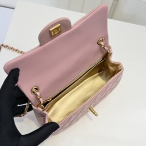 【AT2436】Chanel チャネルの人気金属CFミニ口金包 大きなサイズ 全世界で、チェーンに小さな金のボールが追加されました。 古典的で美しいだけでなく、チェーンの長さを調節することができるのでウエストポーチとしても、片肩に掛けることもできます。非常に精巧で完璧です💕 大好き🥰🥰全世界で品切れ👜