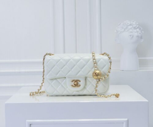 【AT2438】Chanel チャネルの人気金属CFミニ口金バッグ、大型サイズ。世界的に、チェーンには小さな金玉が付いています。龍を描く点が付けられ、花が添えられています。古典的で美しいだけでなく、チェーンの長さも調節できます。ウエストバッグや、一肩に斜めがけすることも可能です。とても洗練されて完璧です。大好きです。世界中で売り切れ続出。
