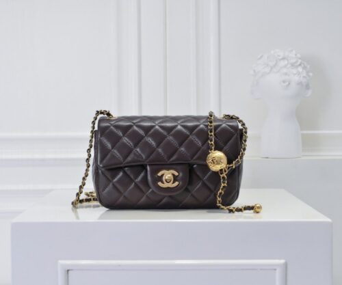【AT2439】Chanel チャネルの人気金属製CFミニフラップバッグ、大きなチョコレート色。チェーンに小さな金のボールが追加されました、これがアクセントとなり一層美しくなりました。レトロで美しいだけでなく、チェーンの長さを調節できるので、ウエストバッグや片肩斜めがけにもできます。とても精巧で完璧です💕大好き🥰🥰。世界中で品薄になりました👜