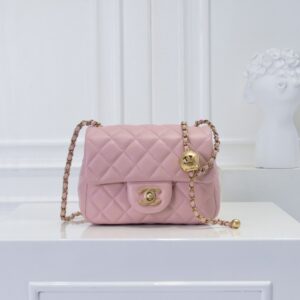 【AT2441】Chanel シャネル✨キャビアスキン マトラッセ ミニハンドバッグ。このバッグを持っていると、本当にどんなスタイルにも似合う。