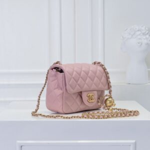 【AT2441】Chanel シャネル✨キャビアスキン マトラッセ ミニハンドバッグ。このバッグを持っていると、本当にどんなスタイルにも似合う。
