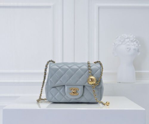 【AT2442】Chanel シャネル✨のキャビアスキン 蓋付きバッグ・スモールサイズ。このバッグを背負ったら、なんだかどんな角度から見ても、とても気に入ってしまいます。