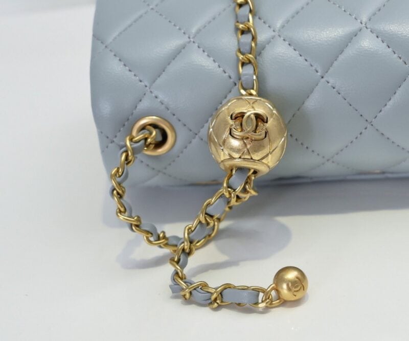 【AT2442】Chanel シャネル✨のキャビアスキン 蓋付きバッグ・スモールサイズ。このバッグを背負ったら、なんだかどんな角度から見ても、とても気に入ってしまいます。