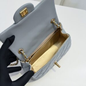 【AT2442】Chanel シャネル✨のキャビアスキン 蓋付きバッグ・スモールサイズ。このバッグを背負ったら、なんだかどんな角度から見ても、とても気に入ってしまいます。