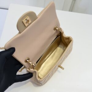 【AT2443】Chanel チャネル✨口取りバッグ 小サイズ このバッグを背負ったら本当にどんな風に見ても気に入る。
