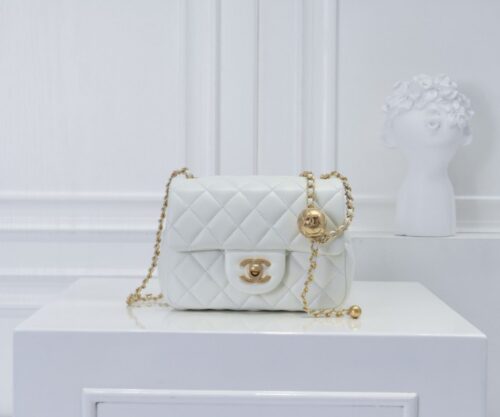【AT2444】Chanel シャネルの蓋付きバッグ、ホワイト、スモールサイズ。このバッグを背負ったら、どうしても見るたびに気に入ってしまいます。