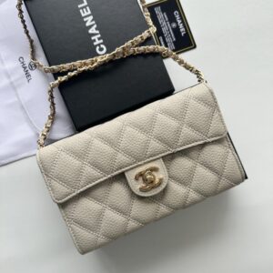 【AT2449】Chanel シャネルのチェーンショルダーバッグは、最もクラシックでエレガントなチェーンステッチが施された牛革製のダブルCロゴが、ファッション界の誇りとも言える存在であり、女性の間で最も欲しいブランドの一つです。