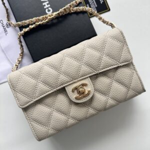 【AT2449】Chanel シャネルのチェーンショルダーバッグは、最もクラシックでエレガントなチェーンステッチが施された牛革製のダブルCロゴが、ファッション界の誇りとも言える存在であり、女性の間で最も欲しいブランドの一つです。