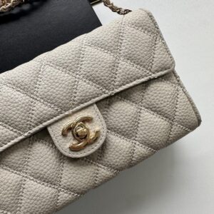 【AT2449】Chanel シャネルのチェーンショルダーバッグは、最もクラシックでエレガントなチェーンステッチが施された牛革製のダブルCロゴが、ファッション界の誇りとも言える存在であり、女性の間で最も欲しいブランドの一つです。