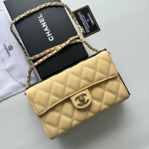 【AT2450】Chanel シャネルのチェーンショルダーバッグは、最もクラシックなダイヤモンドステッチの刺繍入り牛革とダブルCロゴが、ファッション界の誇りとも言える存在です。女性が一番持っていたいブランドの1つです！
