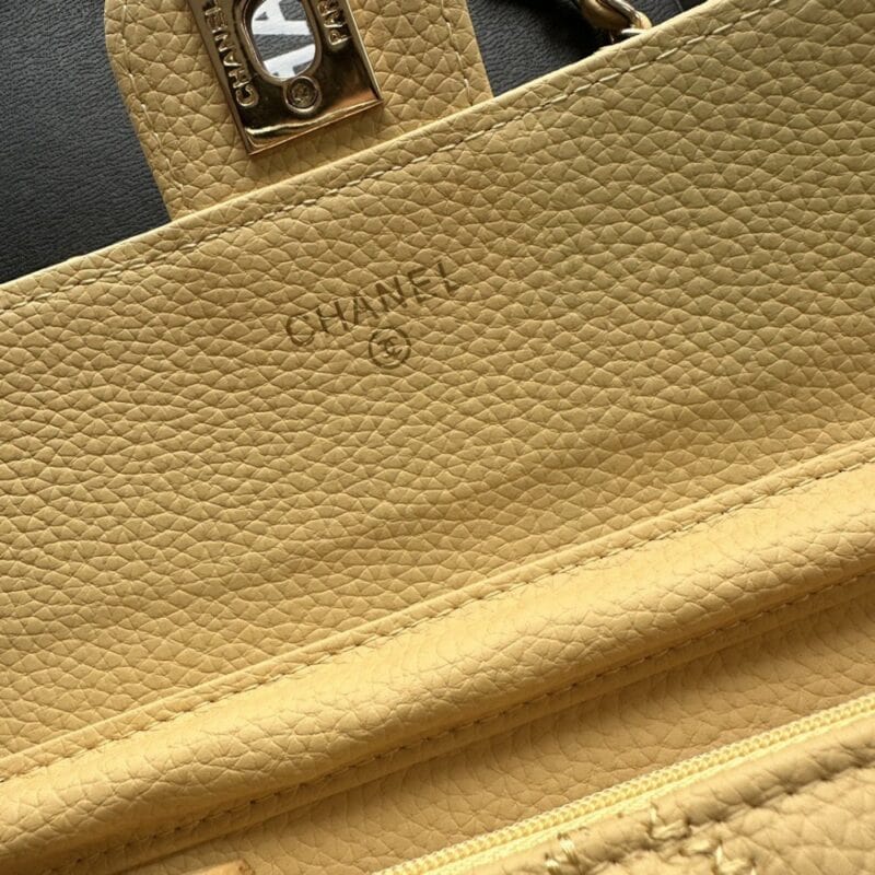 【AT2450】Chanel シャネルのチェーンショルダーバッグは、最もクラシックなダイヤモンドステッチの刺繍入り牛革とダブルCロゴが、ファッション界の誇りとも言える存在です。女性が一番持っていたいブランドの1つです！