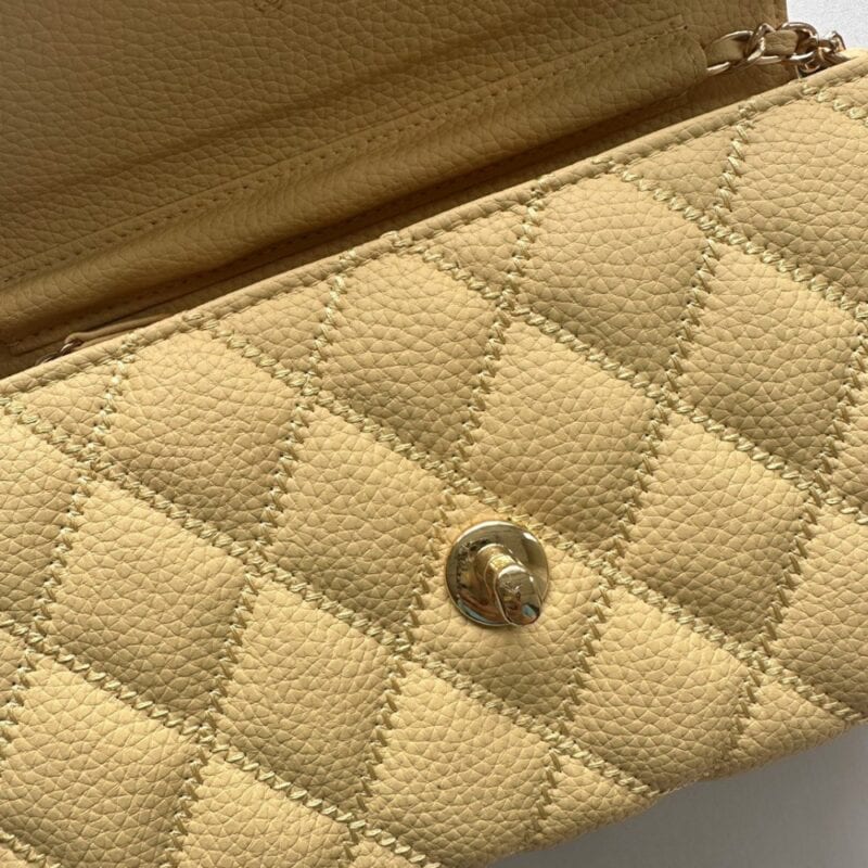 【AT2450】Chanel シャネルのチェーンショルダーバッグは、最もクラシックなダイヤモンドステッチの刺繍入り牛革とダブルCロゴが、ファッション界の誇りとも言える存在です。女性が一番持っていたいブランドの1つです！