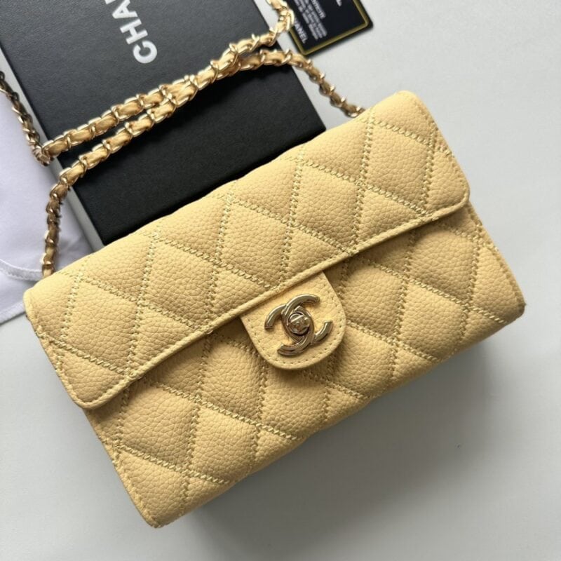 【AT2450】Chanel シャネルのチェーンショルダーバッグは、最もクラシックなダイヤモンドステッチの刺繍入り牛革とダブルCロゴが、ファッション界の誇りとも言える存在です。女性が一番持っていたいブランドの1つです！