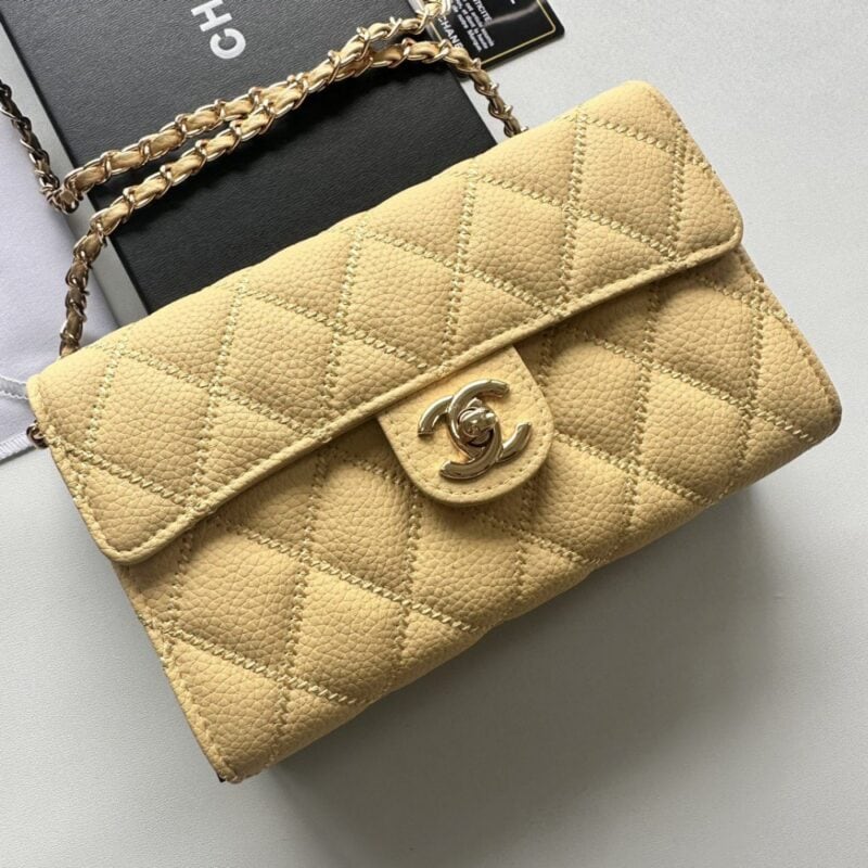 【AT2450】Chanel シャネルのチェーンショルダーバッグは、最もクラシックなダイヤモンドステッチの刺繍入り牛革とダブルCロゴが、ファッション界の誇りとも言える存在です。女性が一番持っていたいブランドの1つです！