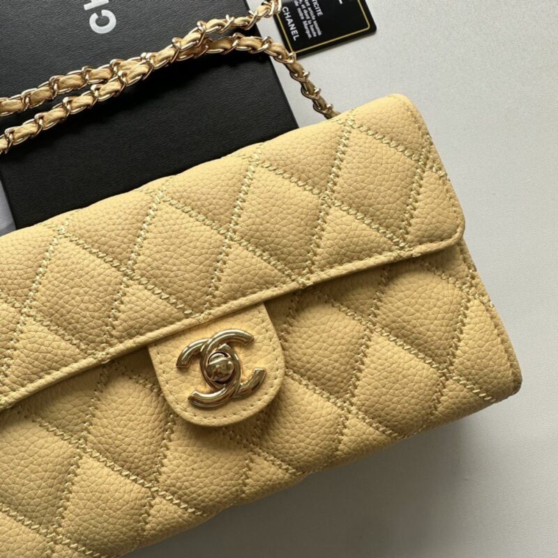 【AT2450】Chanel シャネルのチェーンショルダーバッグは、最もクラシックなダイヤモンドステッチの刺繍入り牛革とダブルCロゴが、ファッション界の誇りとも言える存在です。女性が一番持っていたいブランドの1つです！