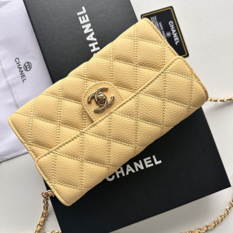 【AT2450】Chanel シャネルのチェーンショルダーバッグは、最もクラシックなダイヤモンドステッチの刺繍入り牛革とダブルCロゴが、ファッション界の誇りとも言える存在です。女性が一番持っていたいブランドの1つです！