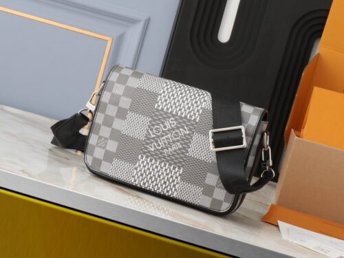 【AT2458】LVスタジオメッセンジャーバッグは、Damier Graphite 3Dキャンバスを使用し、ブランドの伝説的なチェック柄がモダンに再解釈されています。