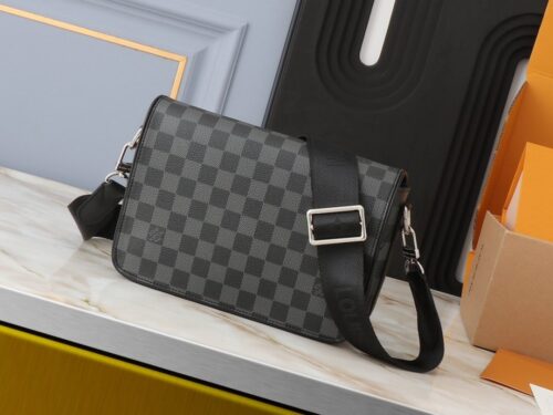 【AT2459】LV Studioのメッセンジャーバッグは、Damier Graphite 3Dキャンバスを使用しており、ブランドの伝説的なチェック柄がモダンにアップデートされています。