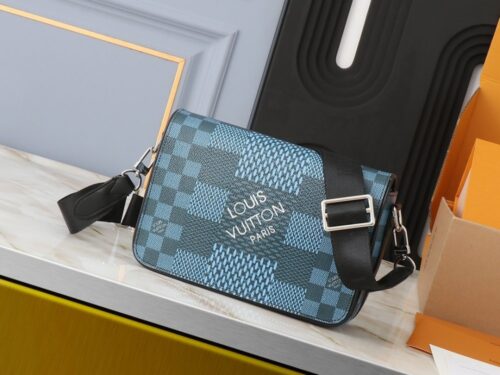 【AT2460】LV Studio のメッセンジャーバッグは、Damier Graphite 3D のキャンバス素材を使用し、伝説的なブランドのチェック柄がモダンに再解釈されています。