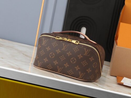 【AT2461】LV トイレタリーバッグ2コンパートメントSdは、モノグラムコーティングキャンバスと洗える生地の裏地を使用しています。ファスナーを引いて開くアコーディオン内部仕切りで洗面用品を安全に収納できます。トップハンドルで持ち運びも便利です。