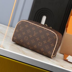 【AT2461】LV トイレタリーバッグ2コンパートメントSdは、モノグラムコーティングキャンバスと洗える生地の裏地を使用しています。ファスナーを引いて開くアコーディオン内部仕切りで洗面用品を安全に収納できます。トップハンドルで持ち運びも便利です。