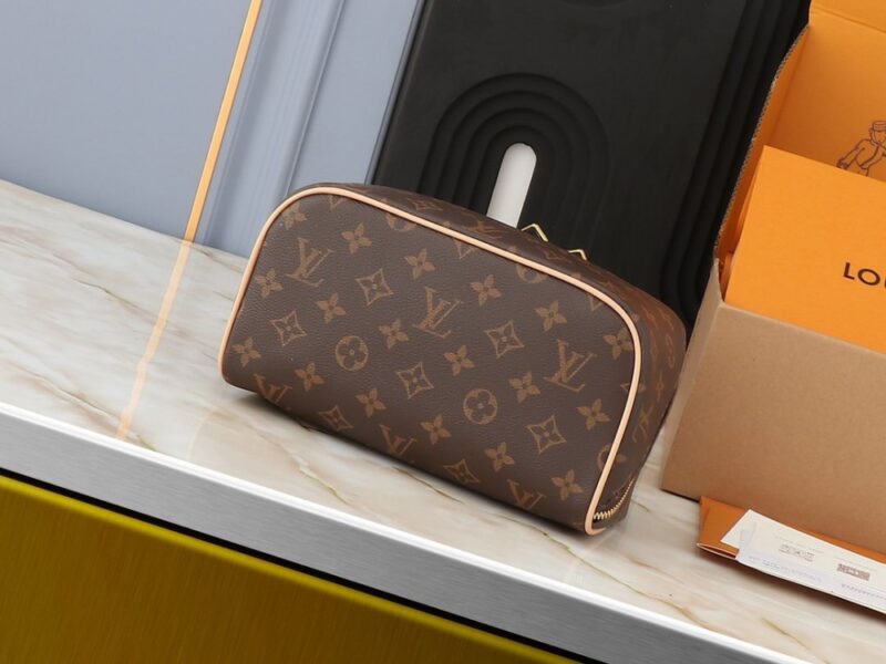 【AT2461】LV トイレタリーバッグ2コンパートメントSdは、モノグラムコーティングキャンバスと洗える生地の裏地を使用しています。ファスナーを引いて開くアコーディオン内部仕切りで洗面用品を安全に収納できます。トップハンドルで持ち運びも便利です。