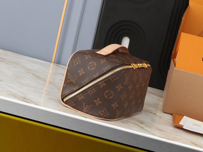 【AT2461】LV トイレタリーバッグ2コンパートメントSdは、モノグラムコーティングキャンバスと洗える生地の裏地を使用しています。ファスナーを引いて開くアコーディオン内部仕切りで洗面用品を安全に収納できます。トップハンドルで持ち運びも便利です。
