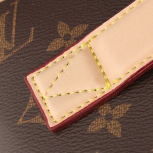【AT2461】LV トイレタリーバッグ2コンパートメントSdは、モノグラムコーティングキャンバスと洗える生地の裏地を使用しています。ファスナーを引いて開くアコーディオン内部仕切りで洗面用品を安全に収納できます。トップハンドルで持ち運びも便利です。