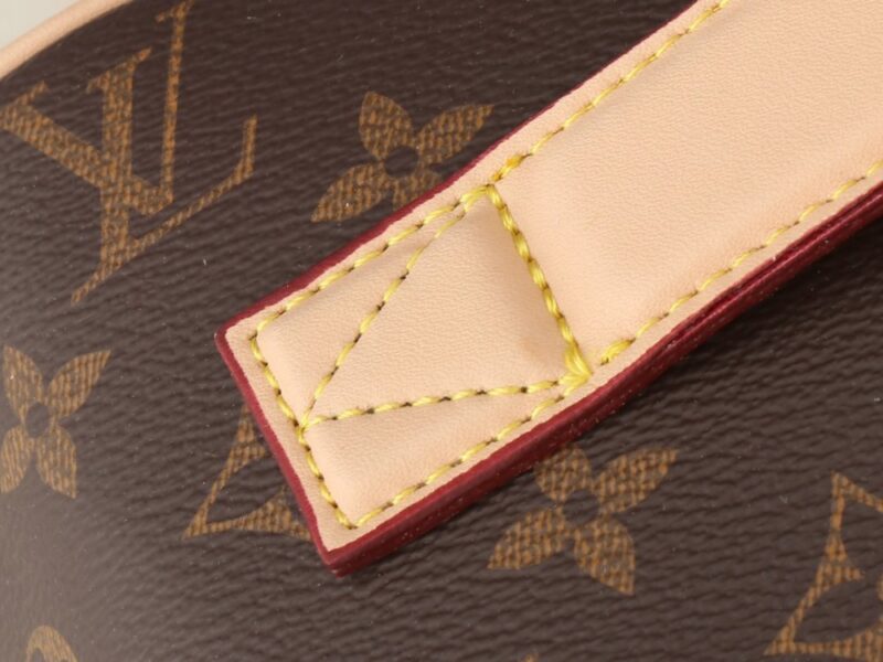 【AT2461】LV トイレタリーバッグ2コンパートメントSdは、モノグラムコーティングキャンバスと洗える生地の裏地を使用しています。ファスナーを引いて開くアコーディオン内部仕切りで洗面用品を安全に収納できます。トップハンドルで持ち運びも便利です。