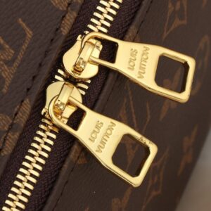 【AT2461】LV トイレタリーバッグ2コンパートメントSdは、モノグラムコーティングキャンバスと洗える生地の裏地を使用しています。ファスナーを引いて開くアコーディオン内部仕切りで洗面用品を安全に収納できます。トップハンドルで持ち運びも便利です。