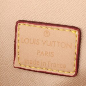 【AT2461】LV トイレタリーバッグ2コンパートメントSdは、モノグラムコーティングキャンバスと洗える生地の裏地を使用しています。ファスナーを引いて開くアコーディオン内部仕切りで洗面用品を安全に収納できます。トップハンドルで持ち運びも便利です。