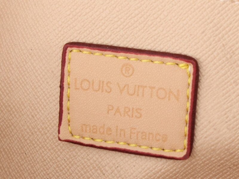 【AT2461】LV トイレタリーバッグ2コンパートメントSdは、モノグラムコーティングキャンバスと洗える生地の裏地を使用しています。ファスナーを引いて開くアコーディオン内部仕切りで洗面用品を安全に収納できます。トップハンドルで持ち運びも便利です。