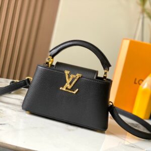【AT2463】LV Capucines East West ミニハンドバッグは、粒面牛革でLVロゴをデザインし、エレガントなデザインで仕切り、ジッパーポケット、ポケットを備えています。携帯電話、お財布などの小物を収納しやすくなっています。取り外し可能で調整可能なショルダーストラップでショルダーバッグとしてもお楽しみいただけます。
