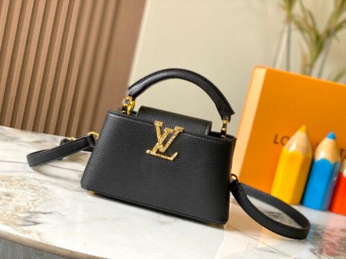 【AT2463】LV Capucines East West ミニハンドバッグは、粒面牛革でLVロゴをデザインし、エレガントなデザインで仕切り、ジッパーポケット、ポケットを備えています。携帯電話、お財布などの小物を収納しやすくなっています。取り外し可能で調整可能なショルダーストラップでショルダーバッグとしてもお楽しみいただけます。