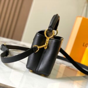 【AT2463】LV Capucines East West ミニハンドバッグは、粒面牛革でLVロゴをデザインし、エレガントなデザインで仕切り、ジッパーポケット、ポケットを備えています。携帯電話、お財布などの小物を収納しやすくなっています。取り外し可能で調整可能なショルダーストラップでショルダーバッグとしてもお楽しみいただけます。